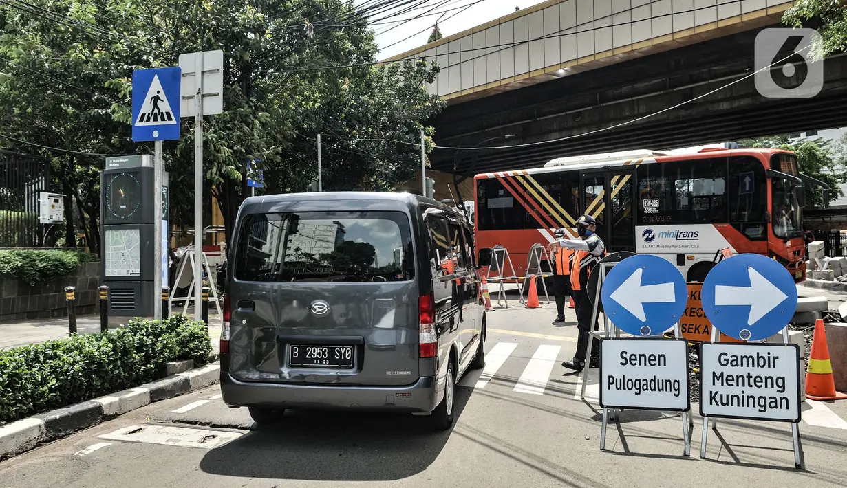 Petugas Dishub DKI Jakarta mengatur lalu lintas kendaraan saat uji coba penerapan sistem satu arah di Gondangdia, Jakarta Pusat, Kamis (8/4/2021). Uji coba yang berlangsung mulai 8-21 April mendatang merupakan bagian dari penataan kawasan Stasiun Gondangdia. (merdeka.com/Iqbal S. Nugroho)