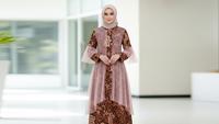 9 Model Gamis Batik Brokat Desain Rapi dan Tidak Ramai, Anggun Tanpa Berlebihan