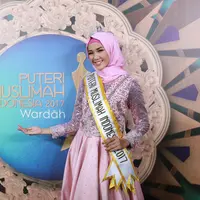 Menang dalam sebuah kompetisi memang menjadi kebanggaan tersendiri dan juga tentunya orangtua. Seperti halnya Syifa Fatimah, pemenang Puteri Muslimah 2017 yang mengaku tak menyangka mendapatkan ini. (Adrian Putra/Bintang.com)