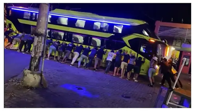 Aksi Duta dan Adam Sheila On 7 Ikut Dorong Bus Rombongan yang Terperosok Ini Viral