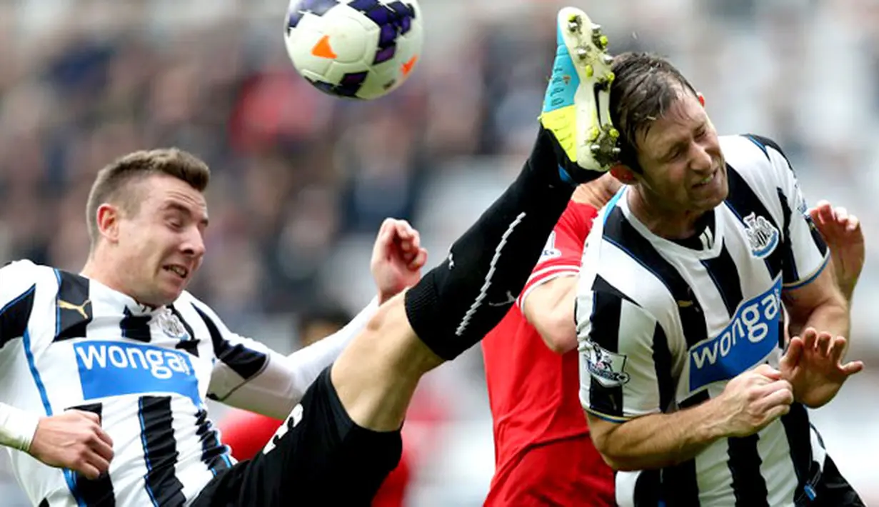 Bek Newcastle United menendang kepala rekan satu timnya Mike Williamson (Kanan) pada pertandingan Liga Premier Inggris antara Newcastle United vs Liverpool di St James 'Park, Inggris (19/10/2013). (AFP/Ian Macnicol)