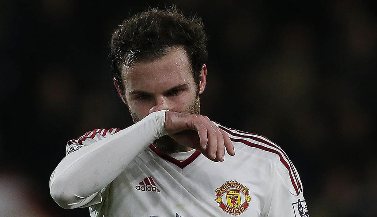 Gelandang MU, Juan Mata, tampak kecewa usai kalah dari Bournemouth pada laga Liga Premier Inggris di Stadion Vitality, Inggris, Sabtu (12/12/2015). MU kalah 1-2. (AFP/Ian Kington)