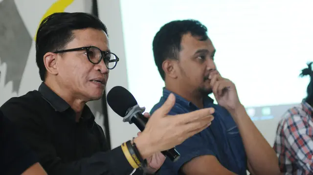 Direktur Amnesty International Indonesia Usman Hamid (kiri) menyampaikan keterangan bersama IPT 65 di Jakarta, Jumat (20/10). Rilis terkait Indonesia perlu membuka arsip tragedi 65 pasca diungkapnya dokumen Amerika. (Liputan6.com/Helmi Fithriansyah)