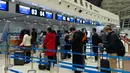 Para penumpang mengantre untuk check in di Bandara Liuji di Kota Xiangyang, Provinsi Hubei, China (29/3/2020). Layanan penerbangan penumpang domestik kembali beroperasi di Hubei, wilayah yang sempat terdampak COVID-19, kecuali layanan di Bandara Internasional Tianhe Wuhan. (Xinhua/Xie Jianfei)