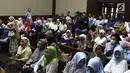 Keluarga dan kerabat mantan Wali Kota Kendari Asrun dan Wali Kota nonaktif Kendari Adriatma Dwi Putra mengikuti sidang vonis di Pengadilan Tipikor, Jakarta, Rabu (31/10). Asrun dan Adriatma divonis 5 tahun 6 bulan penjara. (Liputan6.com/Herman Zakharia)