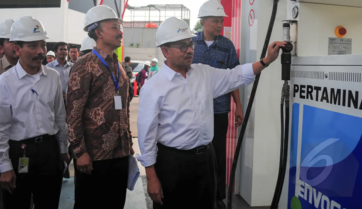 Menteri ESDM Sudirman Said mengecek sarana dan prasarana saat blusukan ke Stasiun Pengisian Bahan Bakar Gas (SPBG) di Lebak Bulus, Jakarta, Selasa (3/3/2015). (Liputan6.com/Yoppy Renato)