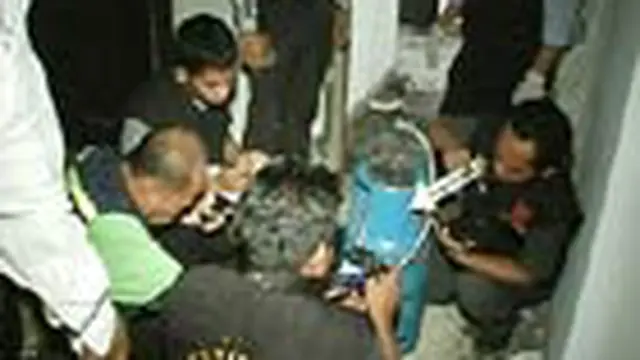 Tim Puslabfor Mabes Polri bersama tim identifikasi Polda Metro Jaya serta Polres Jakut menggelar identifikasi di Apartemen Riverside. Polisi ingin memastikan penyebab ledakan.