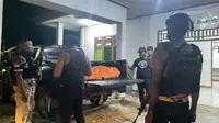 Polisi evakuasi korban penganiayaan KKB