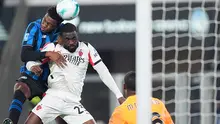 Honest Ahanor berebut bola udara dengan Fikayo Tomori dalam laga Serie A antara Atalanta vs AC Milan di Gewiss Stadium, 29 Oktober 2025. (Spada/LaPresse via AP)