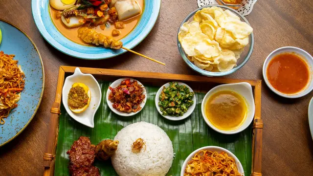 Ilustrasi Masakan Rendang dan Lontong Sayur