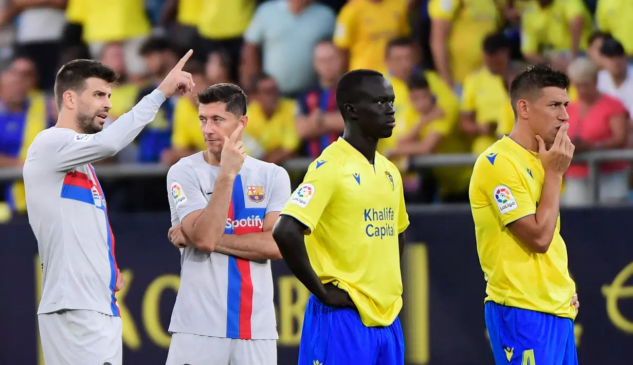 Saat waktu menunjukkan menit 90+10', para pemain Cadiz maupun Barcelona masuk ke ruang ganti. Panitia dan tim medis lantas berfokus untuk menyelesaikan insiden ini di tribun penonton. (AFP/Cristina Quicler)