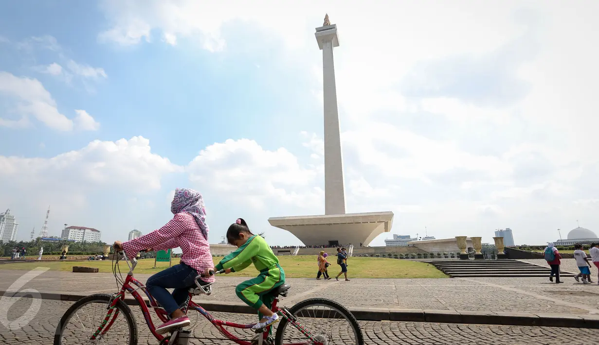 Belum ke Jakarta kalau tidak mengunjungi Monumen Nasional  atau Monas. Bangunan setinggi 132 meter ini merupakan salah satu tempat yang akan menjadi incaran para wisatawan dari dalam kota maupun luar kota. (Liputan6.com/Faizal Fanani)