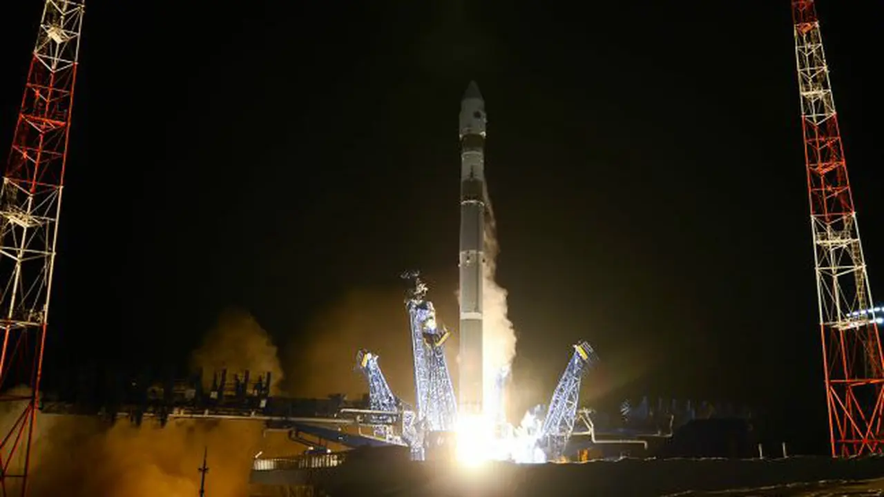 Roket peluncuran Soyuz-2.1v membawa satelit pengintai militer Rusia ke orbit Bumi. Peluncuran dilaksanakan dari Plesetsk Cosmodrome pada 25 November 2019, kata Kementerian Pertahanan Rusia (kredit: Roscosmos)