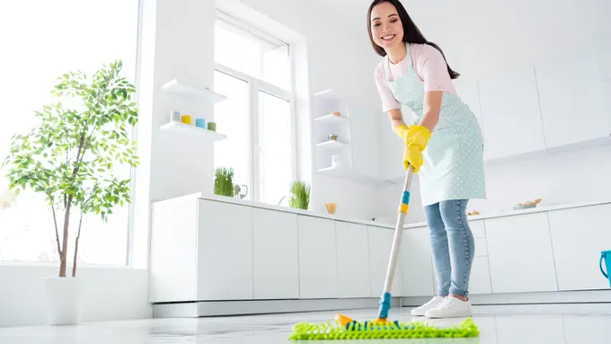 Bikin Mengkilap dan Wangi, Begini Cara Mengepel Lantai Rumah yang Bisa Diterapkan dengan Mudah