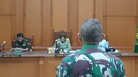 Prajurit TNI Kolonel Priyanto mendengarkan tuntutan di Pengadilan Militer Tinggi II Jakarta, pada Kamis (21/4/2022). (Merdeka/Bachtiarudin Alam)