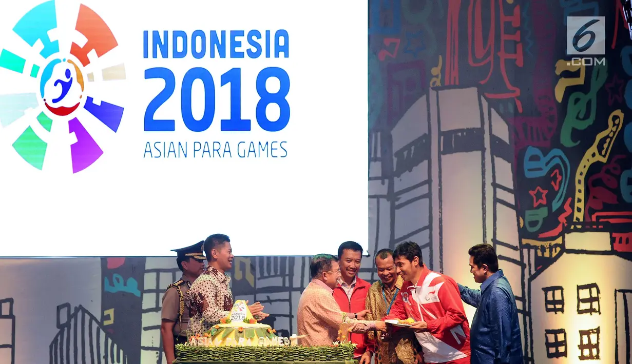 Wakil Presiden Jusuf Kalla (ketiga kiri) menyerahkan potongan tumpeng tanda dimulai Hitung Mundur Pelaksanaan Asian Para Games 2018 di JIExpo, Jakarta, Jumat (6/10). Asian Para Games 2018 akan berlangsung di Jakarta. (Liputan6.com/Helmi Fithriansyah)