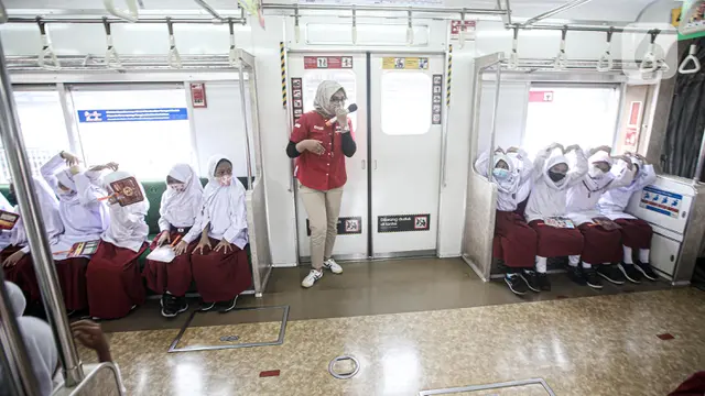 Antusiasme Siswa SD Naik Kereta di Hari Anak Nasional
