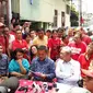 Ketua DPRD DKI Jakarta Prasetio Edi Marsudi mendatangi warga RW 02 Kelurahan Mangga Besar (Muslim AR/Liputan6.com)