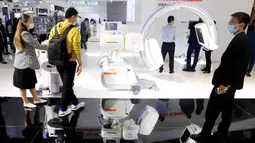 Para pengunjung melihat alat-alat medis yang dipamerkan dalam Pameran Alat Medis Internasional China (China International Medical Equipment Fair) di Shanghai, China, 19 Oktober 2020. Pameran tersebut dibuka di National Exhibition and Convention Center (Shanghai) pada Senin (19/10). (Xinhua/Fang Zhe)