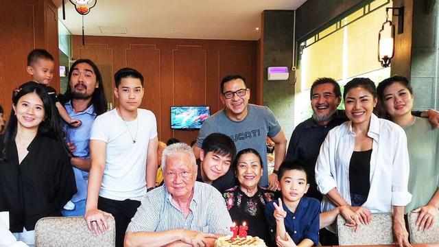 6 Potret Ari Wibowo Rayakan Imlek dengan Keluarga Inge Anugrah, Jaga Komunikasi