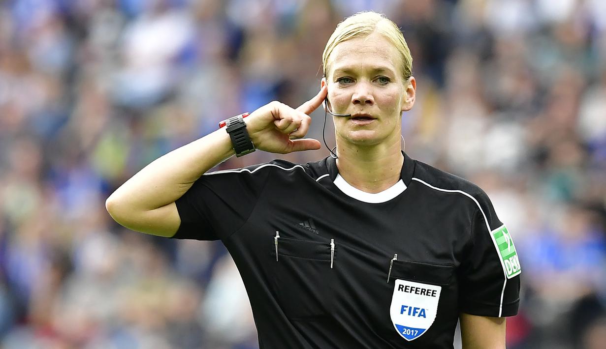 6. Bibiana Steinhaus - Bibiana merupakan salah satu wasit dengan prestasi yang cukup membanggakan. Wasit asal Jerman ini menjadi wasit perempuan pertama di kompetisi Liga Jerman. (AFP/ Tobias Schwarz)