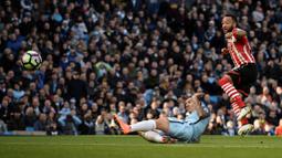 Pemain Southampton, Nathan Redmond, mencetak gol ke gawang Manchester City dalam laga Premier League di Stadion Etihad, Manchester, Minggu (23/10/2016). (AFP/Oli Scarff)