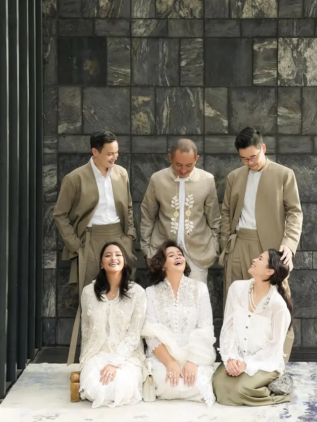 Busana lebaran keluarga Maudy Ayunda dengan pilihan outfit bernuansa olive hijau (Instagram/@maudyayunda)