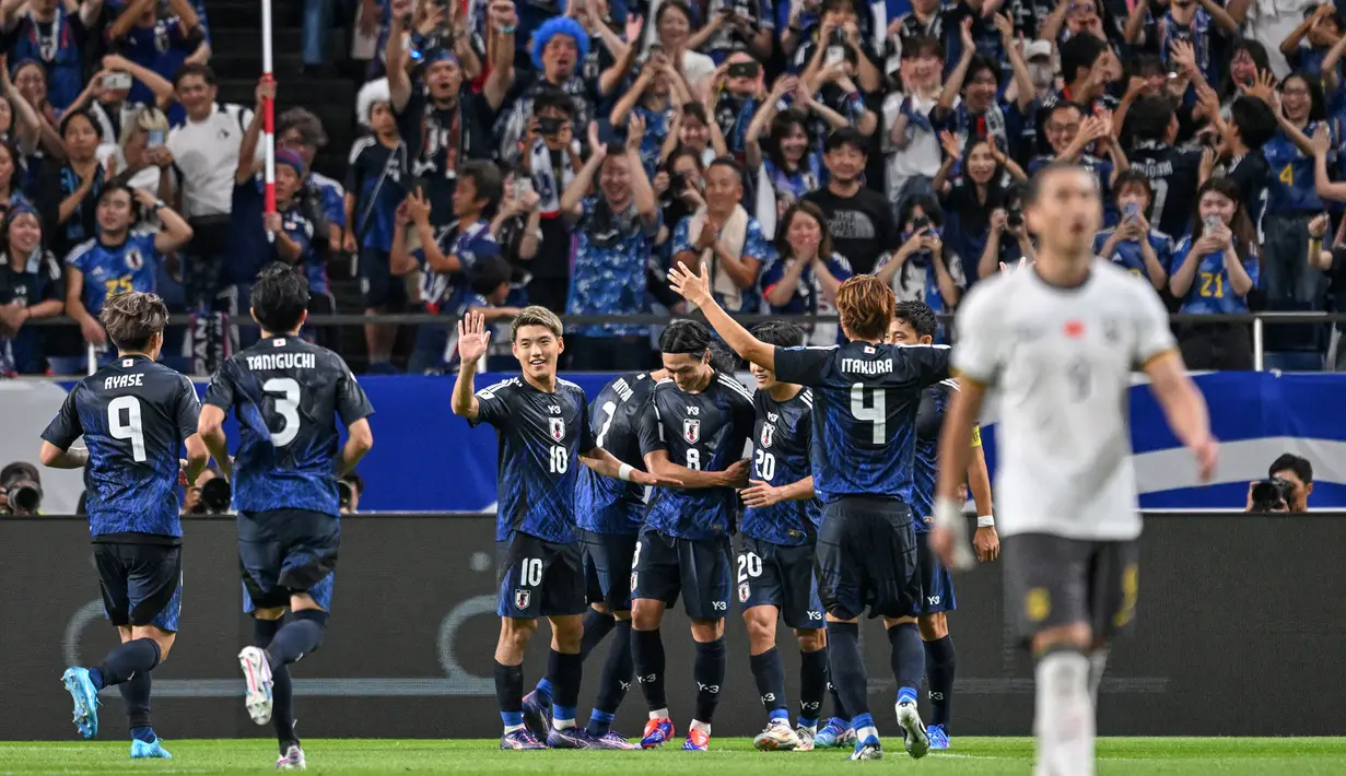 Pemain Jepang melakukan selebrasi setelah Takumi Minamino mencetak gol ke gawang China pada laga putaran ketiga Grup C Kualifikasi Piala Dunia 2026 yang berlangsung di Saitama Stadium, Saitama, Jepang, Kamis (05/09/2024) WIB. (AFP/Yuichi Yamazaki)