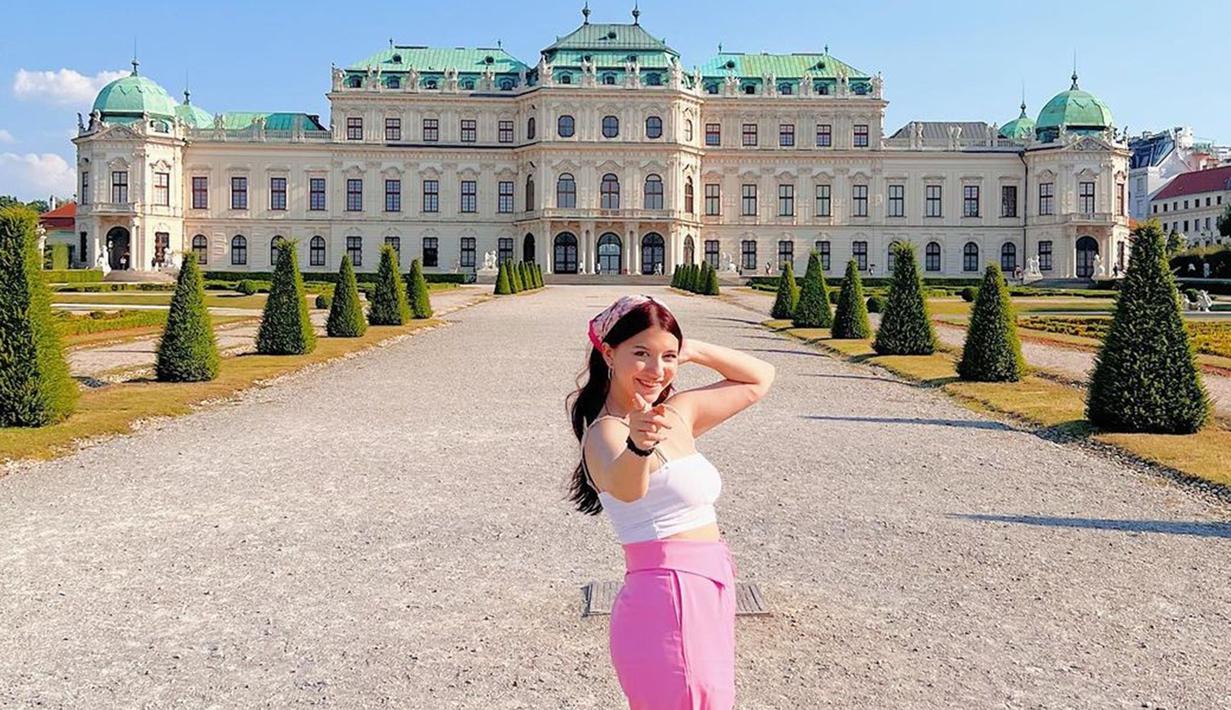 Dalam akun Instagram, Cassandra Lee terbilang sering mengunggah berbagai aktivitasnya. Bahkan, momen saat dirinya tengah menikmati liburan di luar negeri juga tak lepas dari sorotan. (Liputan6.com/IG/@cassandraslee)
