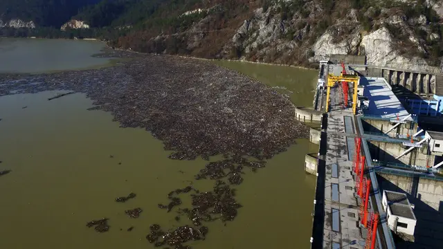 FOTO: Hamparan Sampah Sumbat Sungai Drina di Bosnia