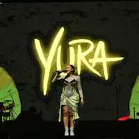 Yura Yunita tampil anggun menyapa ribuan pasang mata pencinta jazz. [Foto: Fimela - Adrian Putra].