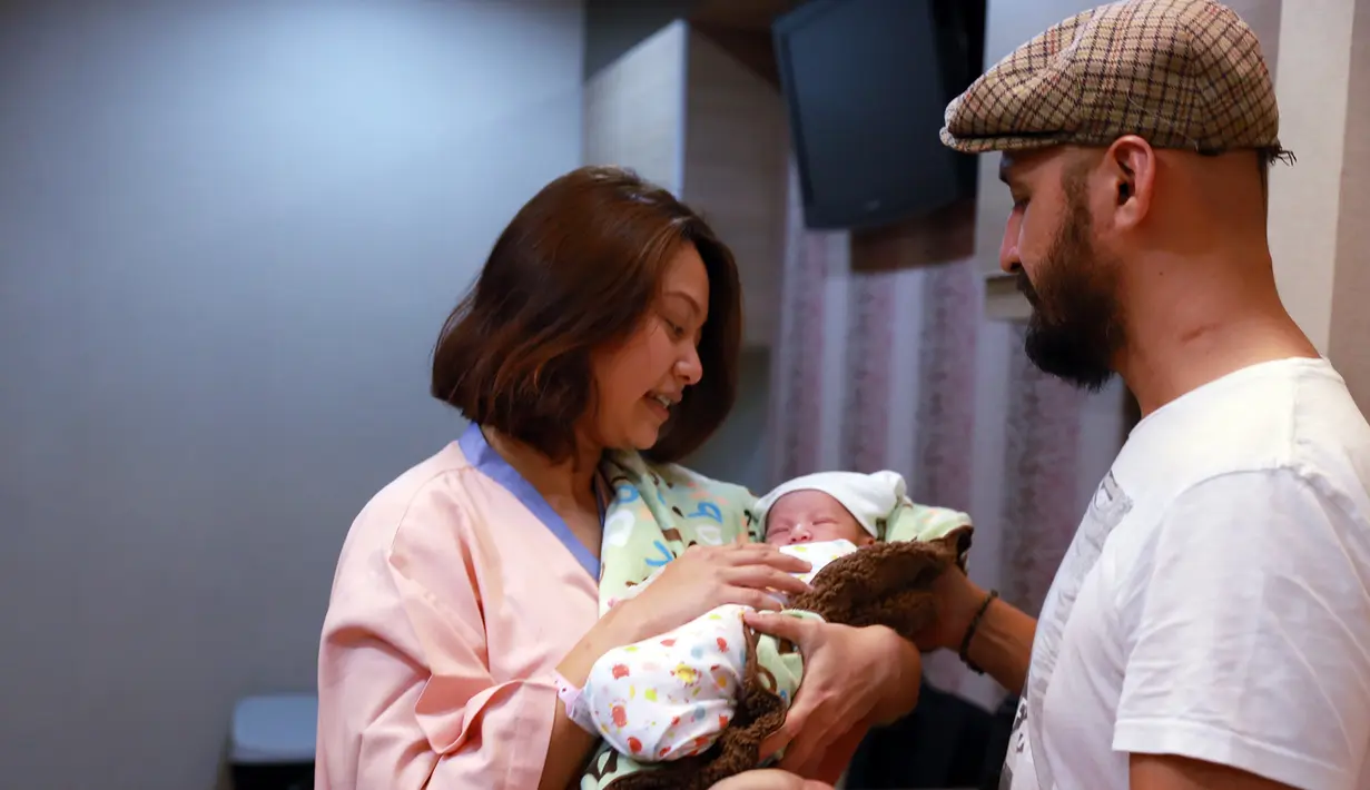 Audrey lalui perjuangan selama 36 jam dalam masa persalinan normal. Bayi laki-laki pun lahir dengan berat 2,6 kg dan panjang 48 cm. (Wimbarsana/Bintang.com)