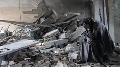 Ekspresi seorang wanita Palestina ketika duduk di tengah puing-puing Sekolah Yaffa di lingkungan Tuffah, Kota Gaza, setelah serangan Israel semalaman, pada Senin 30 Juni 2025. (Omar AL-QATTAA/AFP)