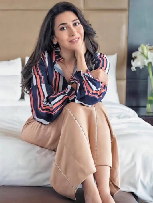 Karisma Kapoor merupakan generasi dari keluarga Kapoor. Ia merupakan kakak kandung dari Kareena Kapoor, meskipun usianya sudah 43 tahun akan tetapi ia tetap terlihat cantik menawan. (Foto: instagram.com/therealkarismakapoor)
