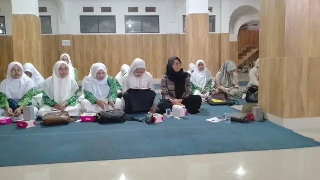 Puluhan anggota Pengurus Cabang (PC) Fatayat, Nahdlatul Ulama (NU) Garut, Jawa Barat, mengikuti kelas literasi menulis selama dua hari untuk memperingati HUT ke-74 Fatayat. (Liputan6.com/Jayadi Supriadin)