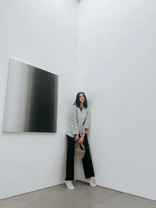 Kala berkunjung ke galeri seni, Paula tampil kece dengan blazer dan celana kulot berwarna hitam. [Foto: IG/paula_verhoeven].