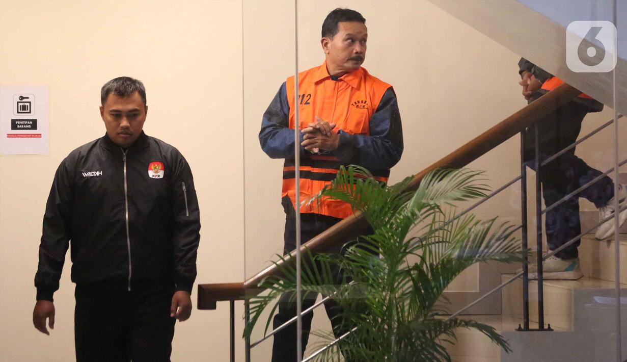 Selain itu, Maidi juga diduga melakukan tindak pidana korupsi berupa permintaan fee penerbitan perizinan di lingkungan Pemkot Madiun kepada pelaku usaha seperti hotel, minimarket, hingga waralaba. Tampak dalam foto, Wali Kota Madiun, Maidi (kanan) dijaga petugas saat menuju mobil tahanan usai pemeriksaan intensif di Gedung Merah Putih Komisi Pemberantasan Korupsi (KPK0, Jakarta, Selasa (20/1/2026). (Liputan6.com/Helmi Fithriansyah)