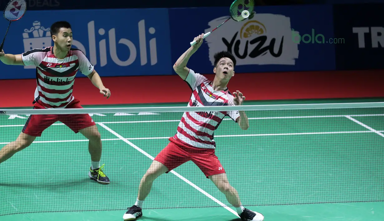 Kevin Sanjaya mengembalikan kok ke arah Hendra Setiawan/Mohammad Ahsan pada babak pertama Indonesia Open 2018 di Istora Senayan, Jakarta, (4/6/2018). Kevin/Marcus menang 21-16 18-21 21-10.  (Bola.com/Nick Hanoatubun)