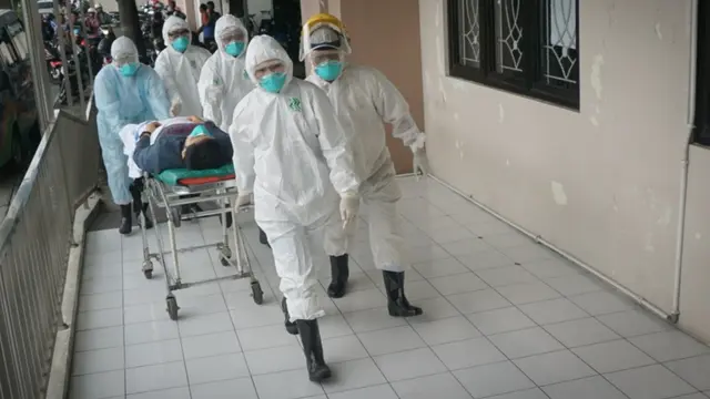 Petugas RS Moewardi mengenakan APD 'baju astronot' untuk penanganan Covid-19. (Foto: Liputan6.com/Fajar Abrori)