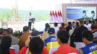Presiden Joko Widodo atau Jokowi melakukan peletakan batu pertama atau groundbreaking Memorial Park Ibu Kota Nusantara (IKN) di Kalimantan Timur, Rabu (17/1/2024). ( Foto: Biro Pers Sekretariat Presiden )