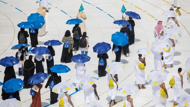 6 Potret Tawaf Jaga Jarak Pelaksaanan Ibadah Haji 2020, Terapkan Protokol Kesehatan