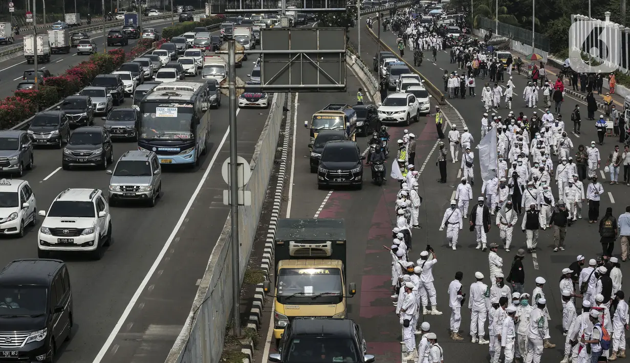 Massa dari sejumlah ormas longmarch saat akan berdemonstrasi di depan Gedung MPR/DPR/DPD, Jakarta, Rabu (24/6/2020). Dalam aksinya mereka menuntut Rancangan Undang-undang (RUU) Haluan Ideologi Pancasila (HIP) ditarik dari Program Legislasi Nasional (Prolegnas). (Liputan6.com/Johan Tallo)