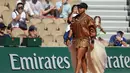 Naomi Osaka dari Jepang tiba sebelum pertandingan tunggal putri melawan Donna Vekic (Kroasia) pada hari ke-5 turnamen Prancis Terbuka 2026 di Lapangan Simonne-Mathieu, Kompleks Roland-Garros, Paris pada Kamis 28 Mei 2026. (Thomas SAMSON/AFP)