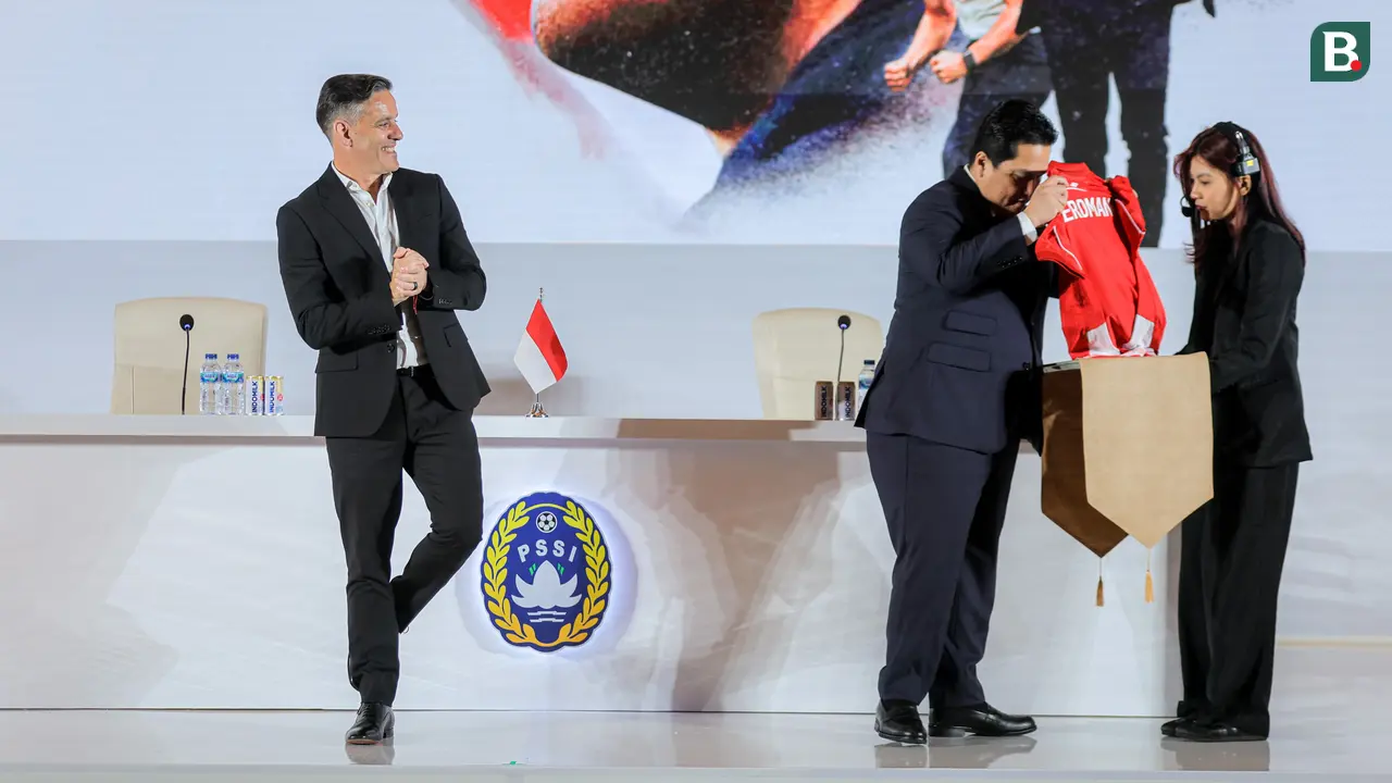 Foto: Ajak Keluarga, John Herdman Resmi Diperkenalkan Sebagai Pelatih Baru Timnas Indonesia
