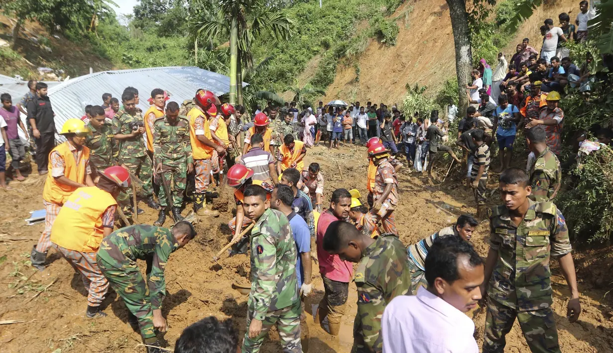 Petugas dan warga mencari warga yang tertimbun longsor di Rangamati, Bangladesh, Rabu (14/6). Pejabat setempat memperingatkan bahwa jumlah korban tewas dapat meningkat setelah longsor susulan. (AP Photo)