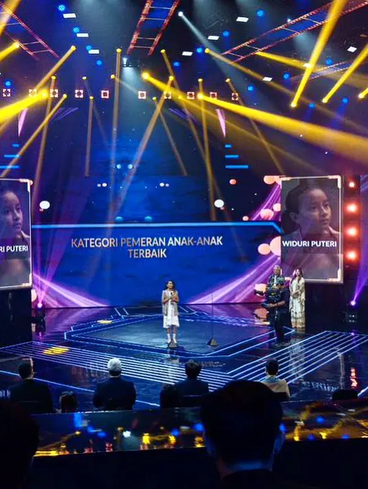 Raih penghargaan IMAA Awards 2022, Widuri Puteri mengungguli Chempa Puteri, Muzakki Ramadhan dan Nasar Anuz. Kesuksesannya dalam film Keluarga Cemara 2 dibuktikan dengan penghargaan yang berhasil diraihnya. Meski hanya sekilas, terlihat cuplikan mimik wajah Widuri sangat apik sehingga membuat penonton memberikan tepuk tangan dan apresiasi untuk anak kedua Dwi Sasono itu. (Liputan6.com/IG/@widimulia)