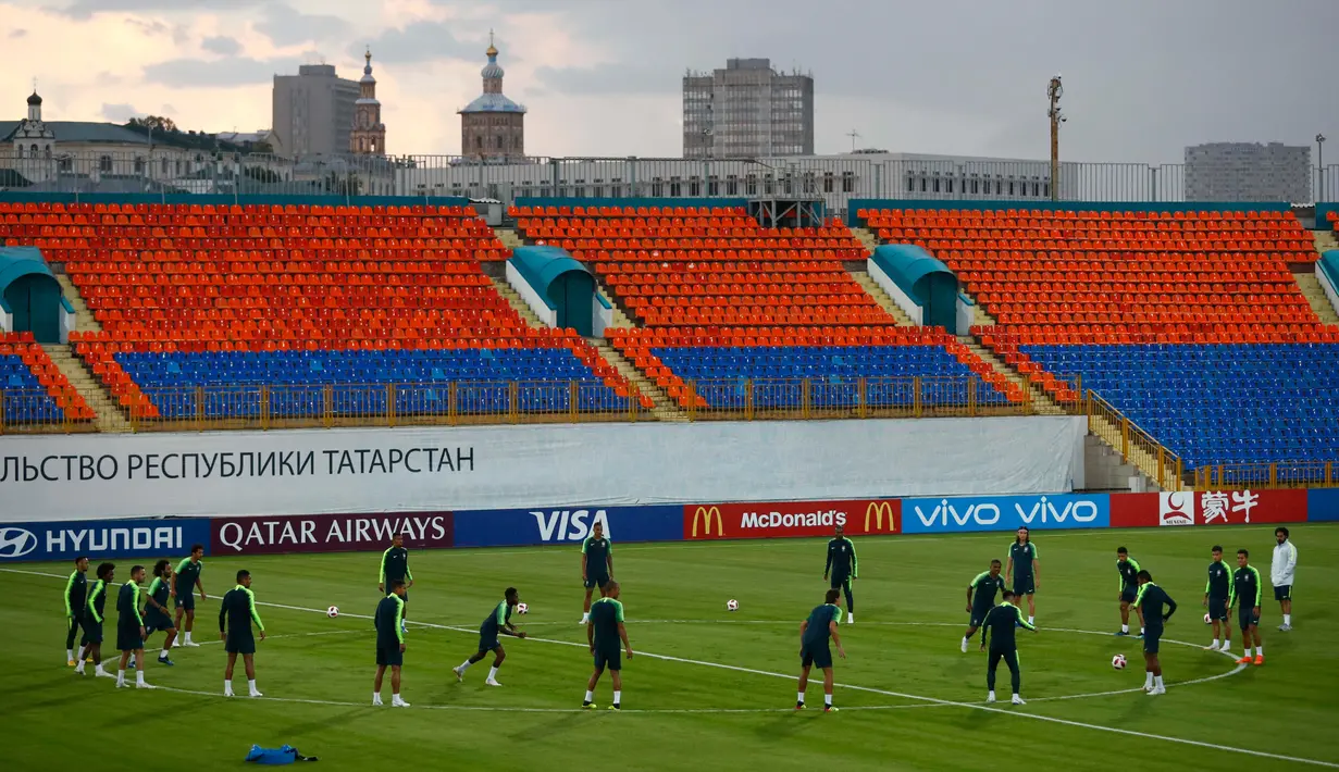 Timnas Brasil saat berlatih jelang menghadapi Belgia dalam perempat final Piala Dunia 2018 di Stadion Tsentralny, Kazan, Rusia, Kamis (5/7). (AP Photo/Matthias Schrader)