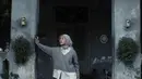 Kenakan 4 layer, Feby Putri padukan kemeja lengan pendek dengan cardigan, rok mini, dan hijab abu-abu. Tak ketinggalan oversized pants sebagai sentuhan khas anak skena [@fbyputrinc]