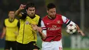 Olivier Giroud dihadang pemain Dortmund Sokratis pada Liga Champions Grup F antara Borussia Dortmund vs Arsenal di Dortmund,(6/11/2013).(AFP/Patrik Stollarz)