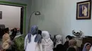 Keluarga dan kerabat berdoa di samping jenazah Eko DJ di kawasan Pondok Kelapa, Jakarta, Selasa (28/3). Komedian kelahiran Malang 7 Januari 1952 silam tersebut akan berada satu liang lahat dengan mendiang ibundanya. (Liputan6.com/Herman Zakharia)
